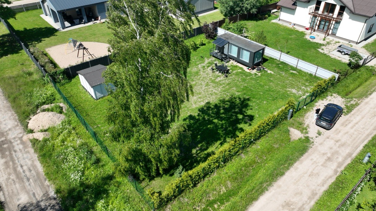 Zemesgabals Ploču ielā 11B no gaisa — 732 m², iežogots, ar visiem komunikācijiem